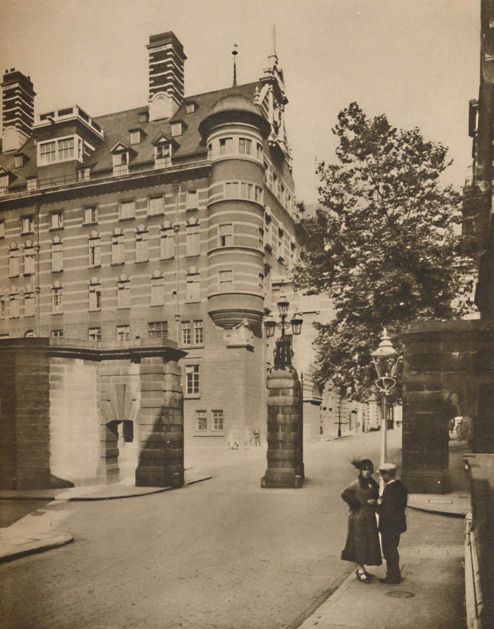 A Scotland Yard bejárata a Derby Street felől, 1935. alkotó: Joel