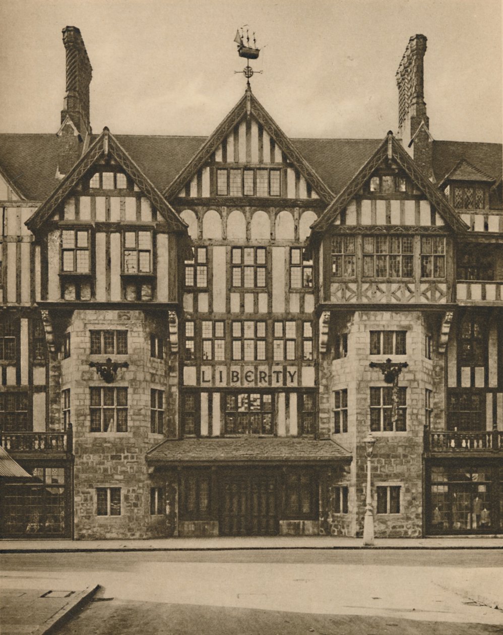 A Libertys Tudor épület része a Great Marlborough Streeten, 1935. alkotó: Joel