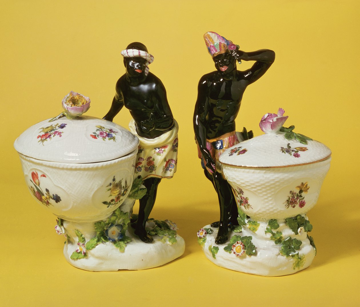 Két meisseni feketerigó áll édességkosarak és fedők mellett, 1741 (porcelán) alkotó: Johann Friedrich Eberlein