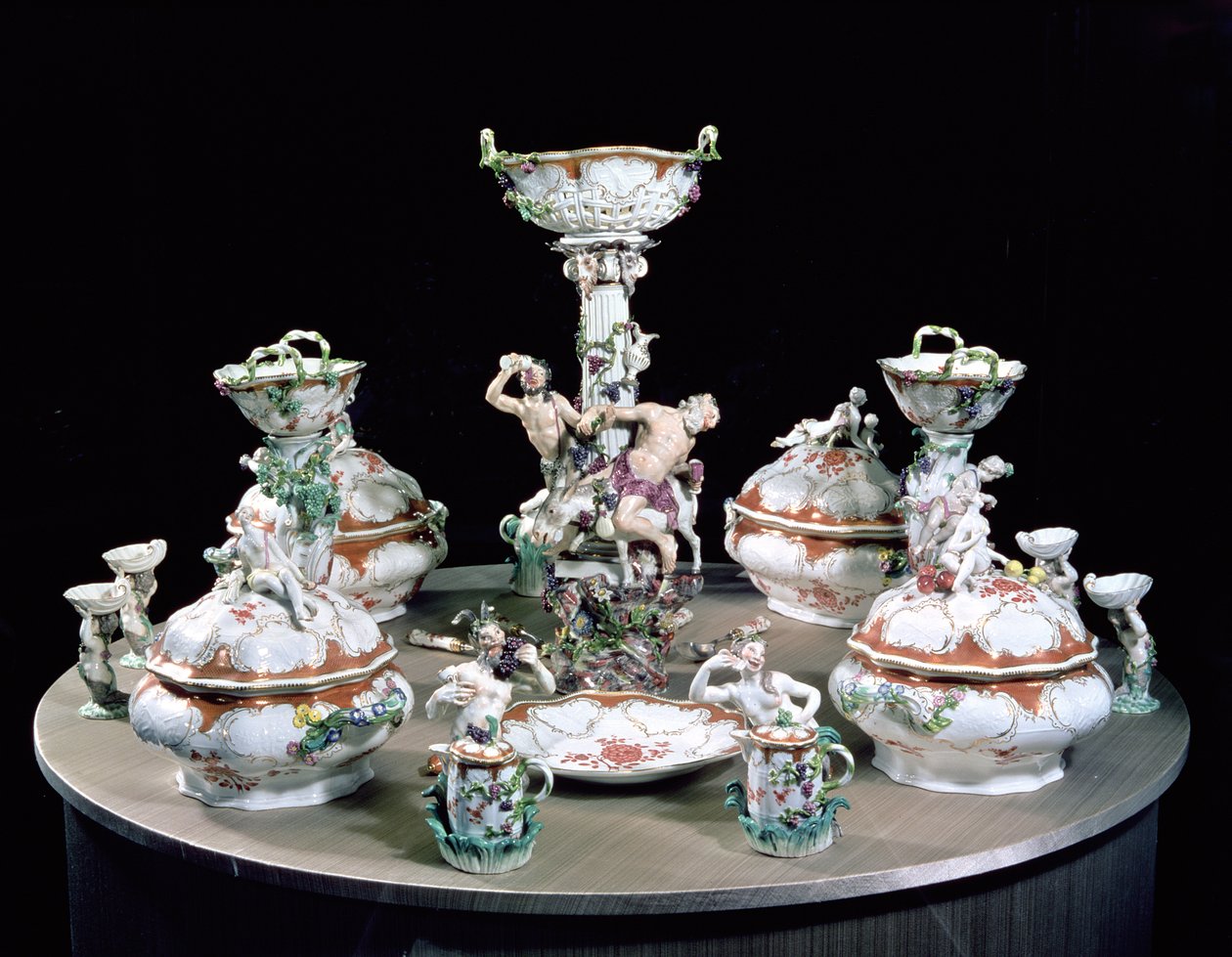 A meisseni vacsora része, amelyet Nagy Frigyes rendelt von Mollendorf tábornoknak, szatírok és Silenus figurákkal és egy szamárral díszítve, 1761 (porcelán) alkotó: Johann Joachim Kaendler