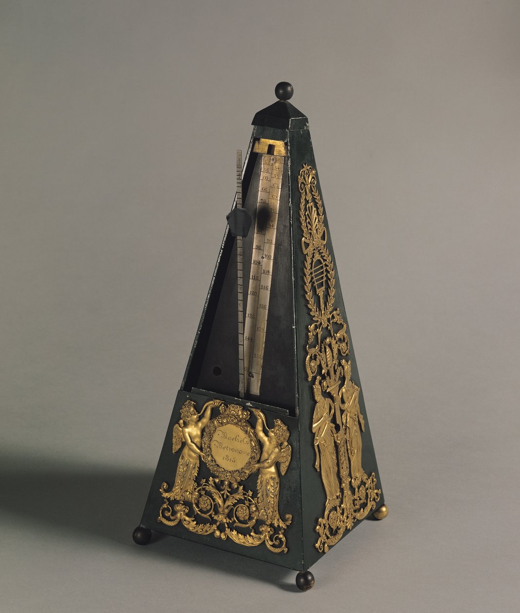 Piramis alakú metronóm, 1815 (festett vas és aranyozott bronz) alkotó: Johann Nepomuk Maelzel or Malzel