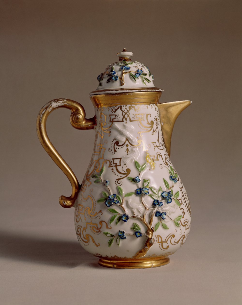 Kávéskanna, alkalmazott domborművel díszítve, Meissen, 1710 körüli porcelán alkotó: Johann Friedrich Bottger