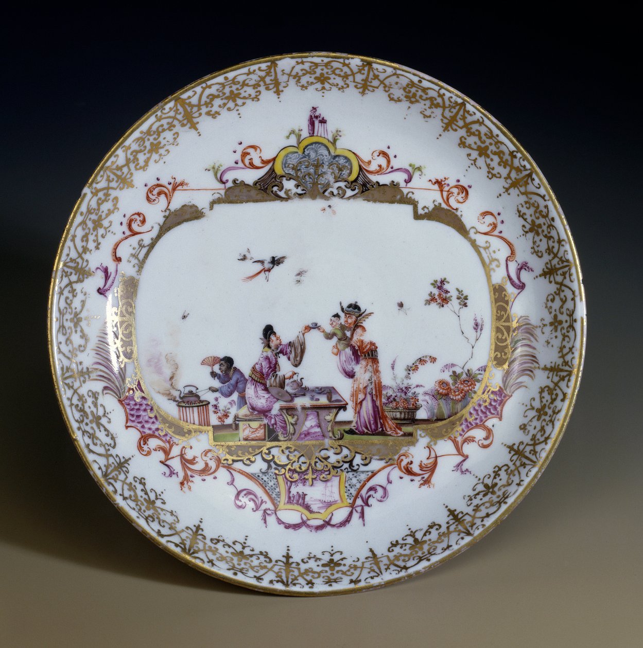 Német művészet: meisseni porcelán. Chinoiserie képviselő ázsiai karakterek iszik a teát. Johann Gregor Hoeroldt (vagy Herold 1696-1775) által díszített csészealj, 1730 körül. Párizs, Dekoratív művészetek alkotó: Johann Gregor Herold