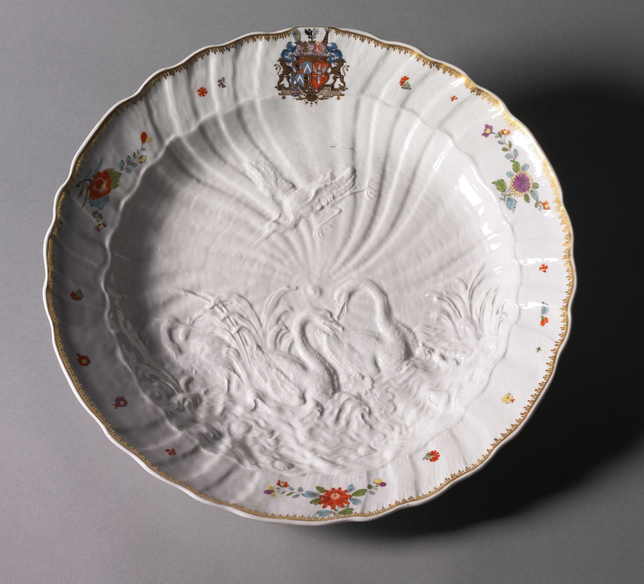 Tányér a Swan Service-től, gyártó Meisseni Porcelángyár, Németország, 1737-1741 körül (porcelán) alkotó: Johann Joachim (after) Kändler
