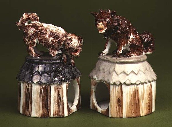 Meisson társfigurák: kennelen ülő vadászkutya és terrier alkotó: Johann Joachim Kaendler