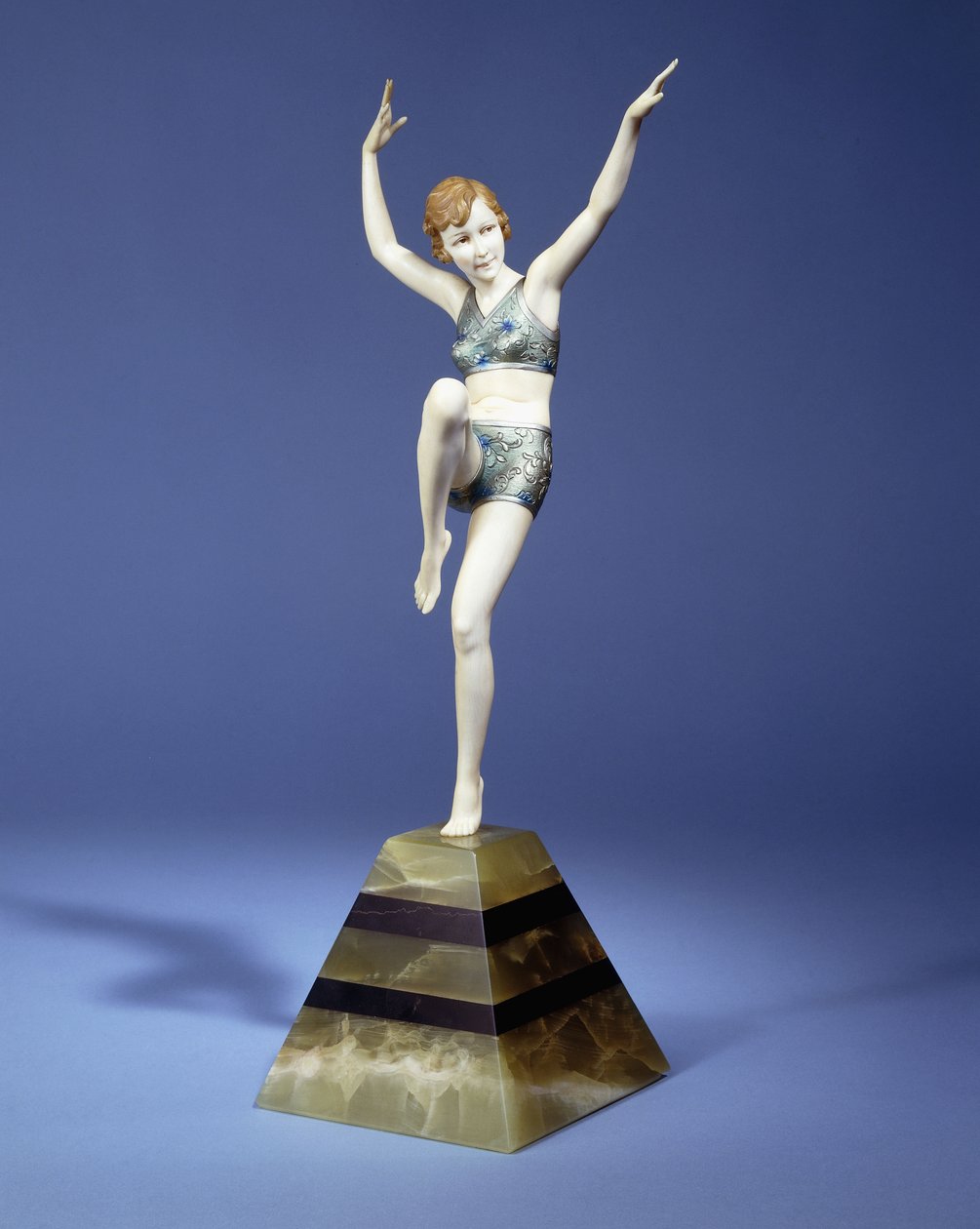 Beach Dancer, 1935 körül (ronz és elefántcsont, hidegen festett patina, zöld és fekete ónix alap) alkotó: Johann Philipp Ferdinand Preiss