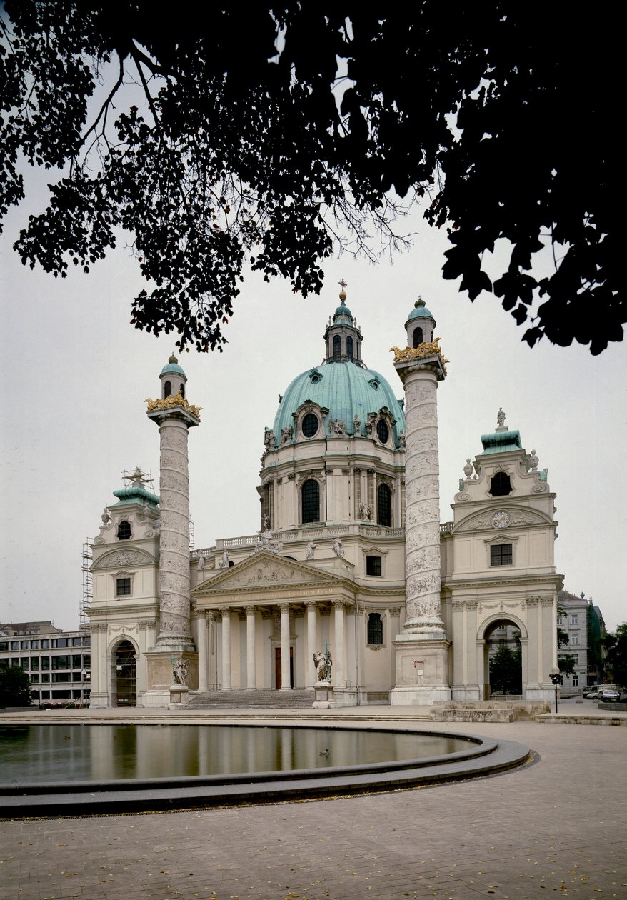 Kilátás a Szent Károly Borromee-templomra, amelyet Johann Bernhard Fischer von Erlach (1656-1723) építész épített, és fia, Joseph Emanuel fejezte be. Bécs, Ausztria alkotó: Johann and Joseph  Fischer von Erlach