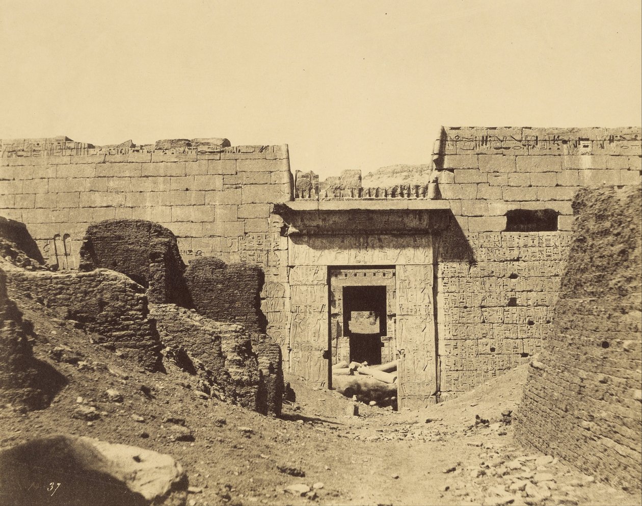 (Medinet-Habu, Ramses Méïamoun palota, bejárat a második udvarba) alkotó: John Beasly Greene