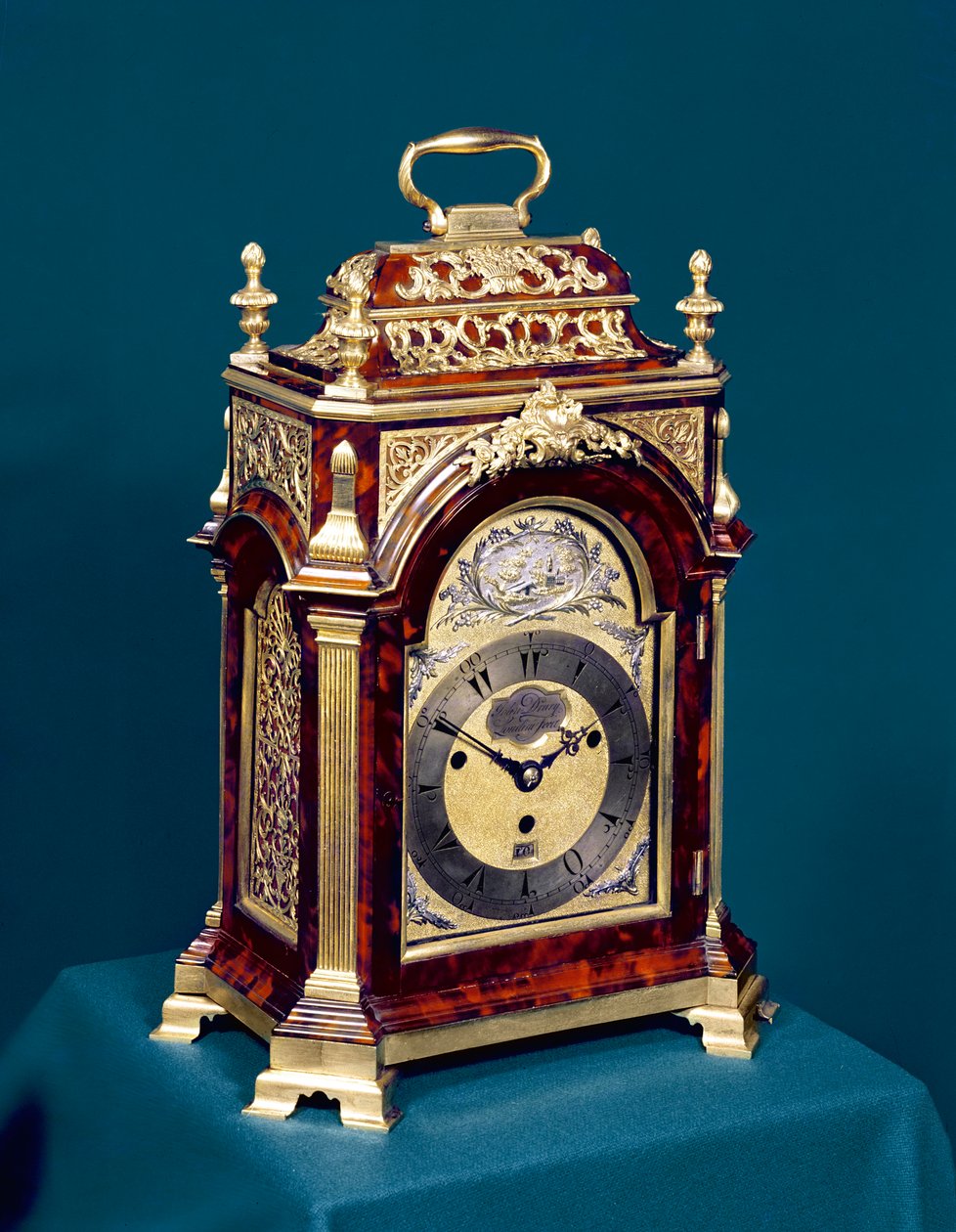 Asztali óra, 1750 körül (teknősbékahéj furnér fém tartóval) alkotó: John Drury