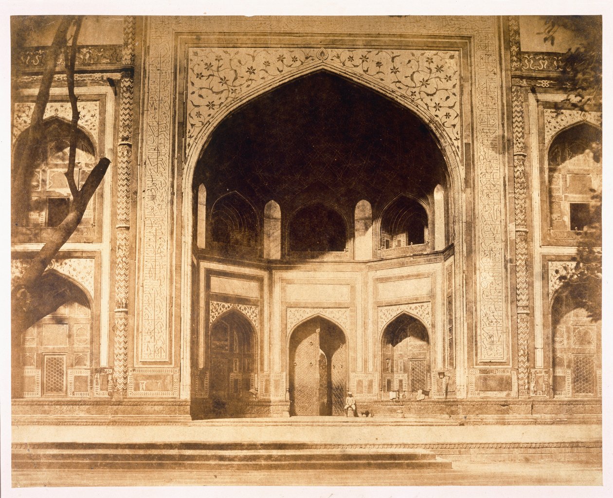 A Tádzs Mahal előtt, valószínűleg az 1858-as "Photographic Views in Agra and Its Vicinity" (Agra és környéke fotográfiai nézetei) című könyvben látható (szepiaszínű fotó). alkotó: John Murray