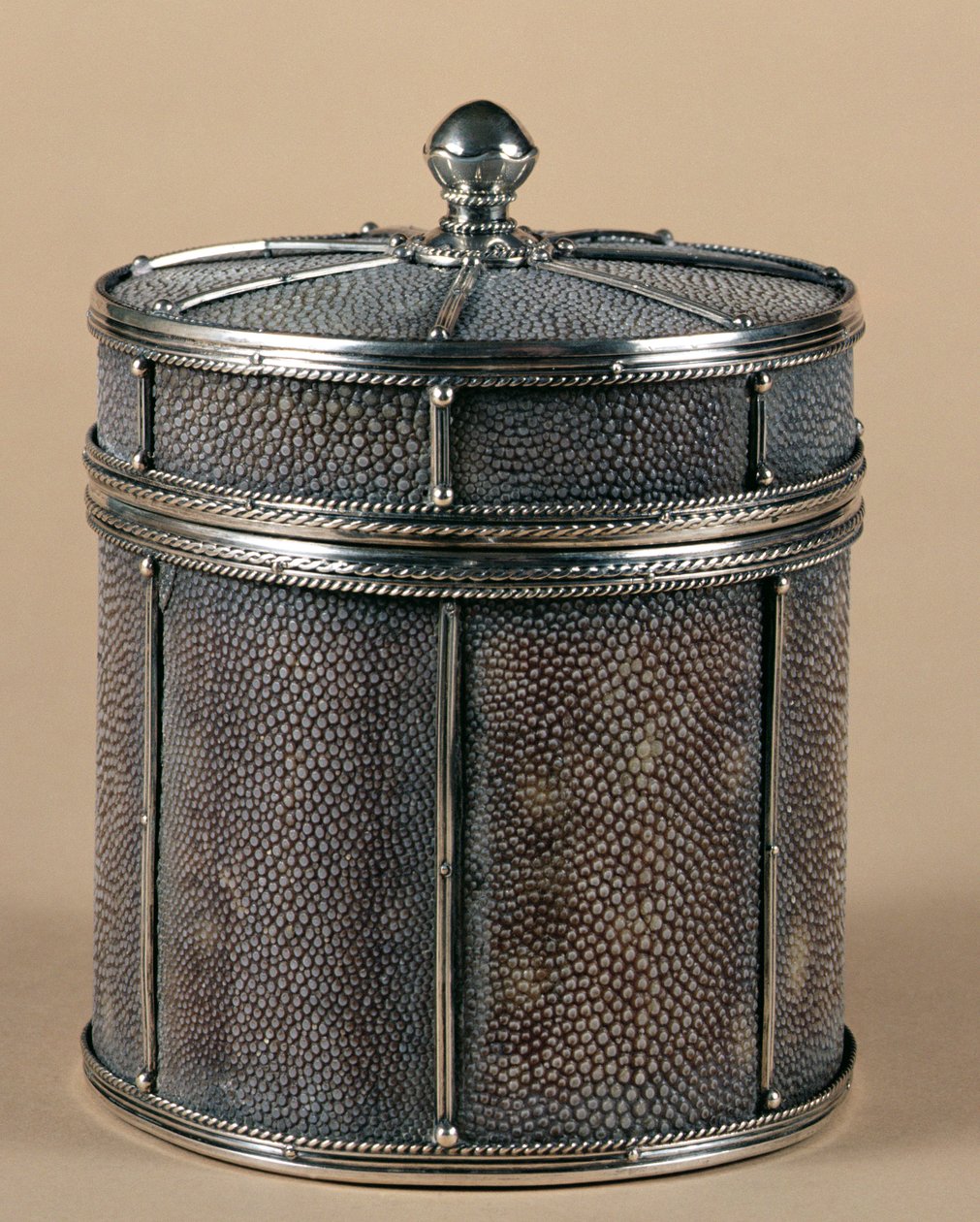 Cigarettás doboz shagreen oldalakkal, 1928 (ezüst) alkotó: John Paul Cooper