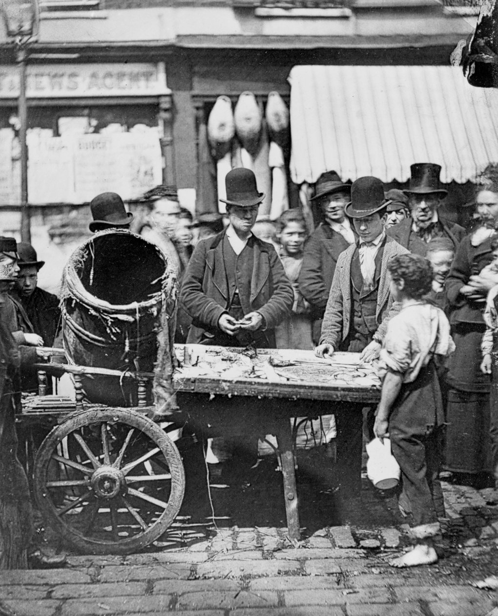 Olcsó St. Giles-i hal a "Street Life in London"-ból, 1877 alkotó: John Thomson