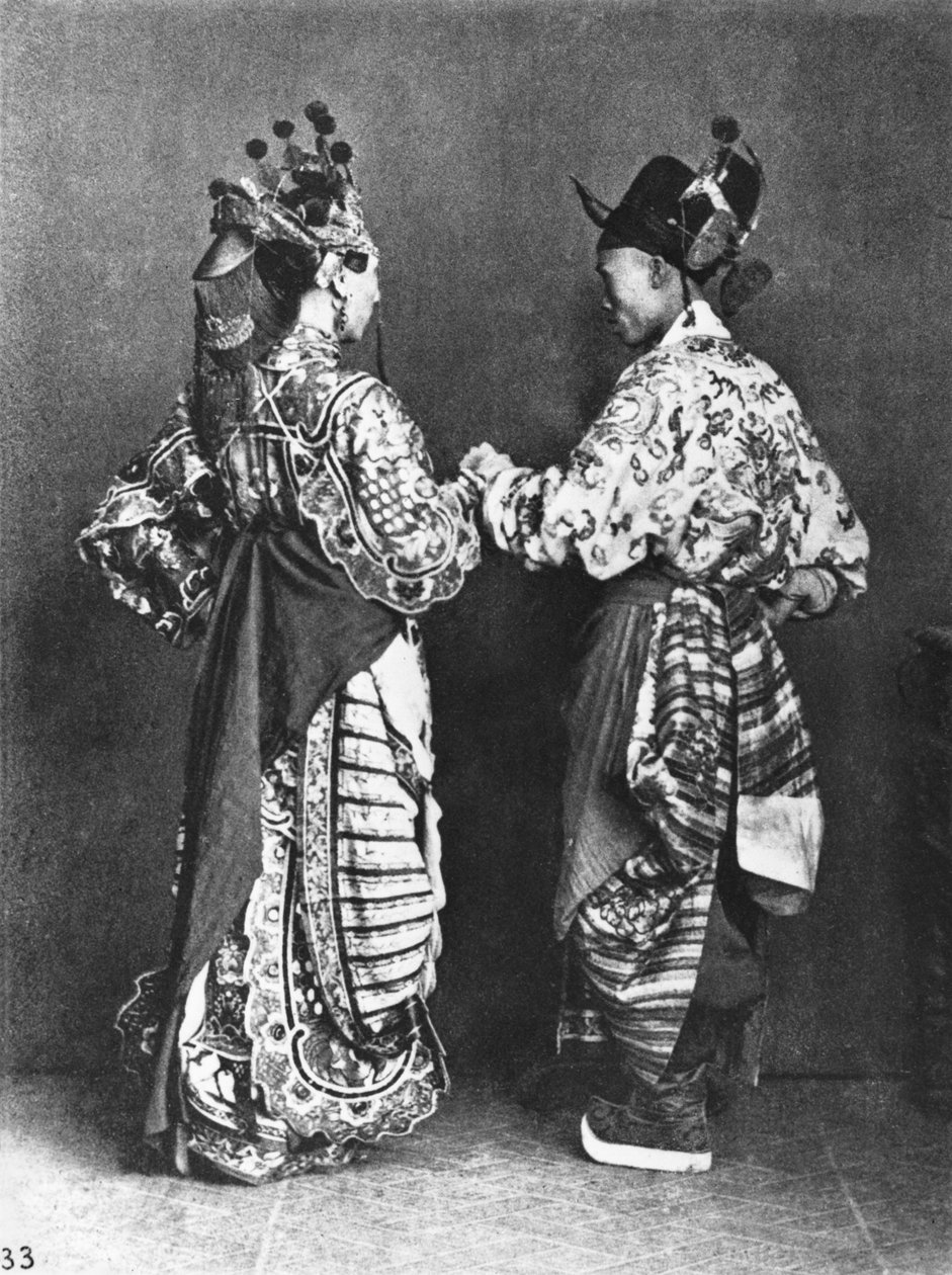 Kínai színészek hátulról, 1870 körül alkotó: John Thomson