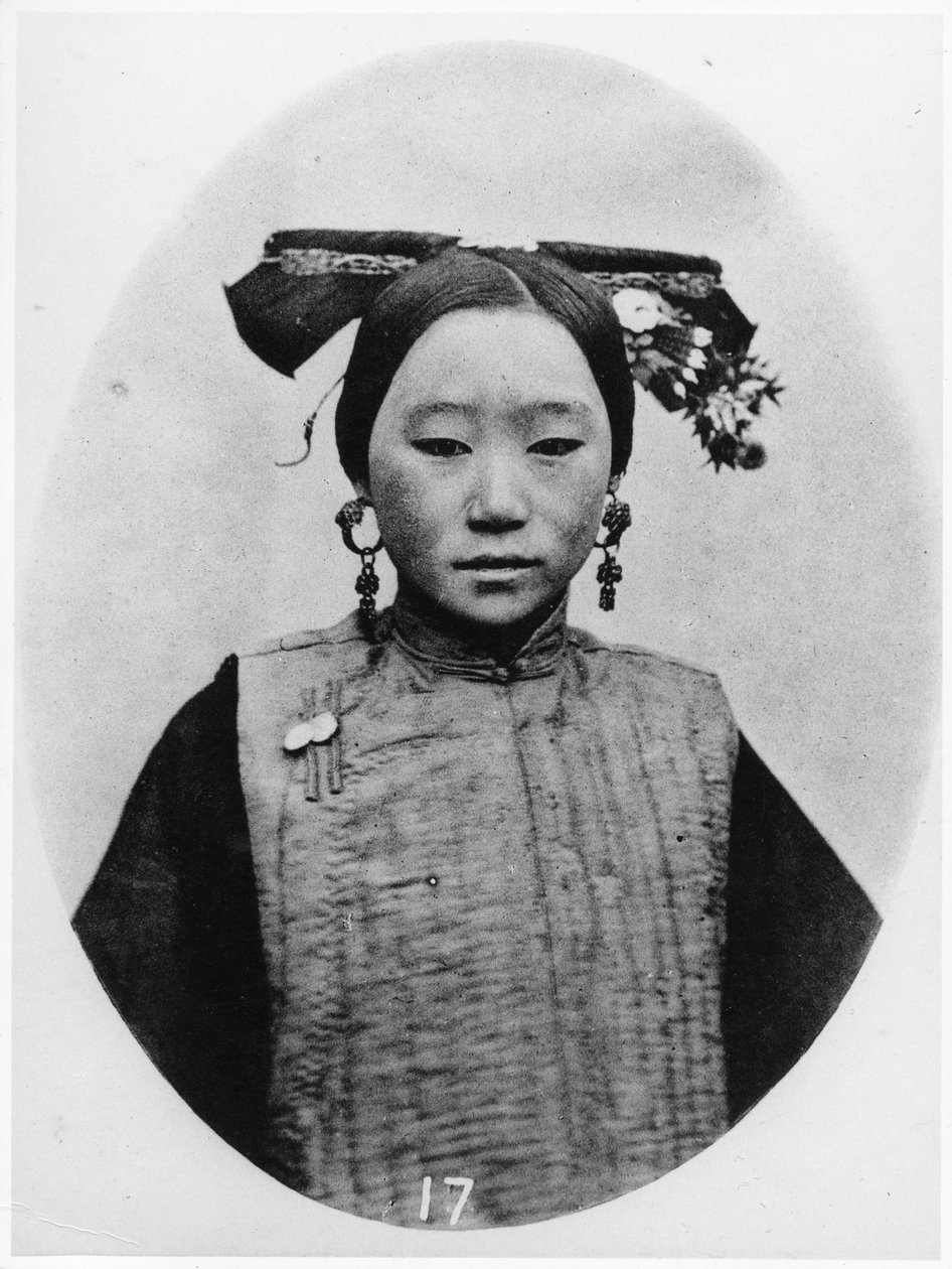 Egy házas mandzsu matróna coiffure elölnézete, 1867-72 körül alkotó: John Thomson