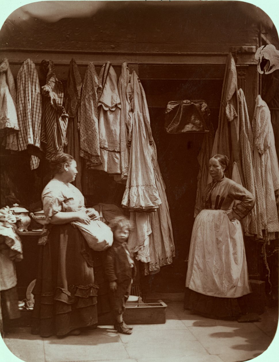 The Old Clothes Shop, Seven Dials, "Street Life in London", 1877-78 (woodburytype) alkotó: John Thomson
