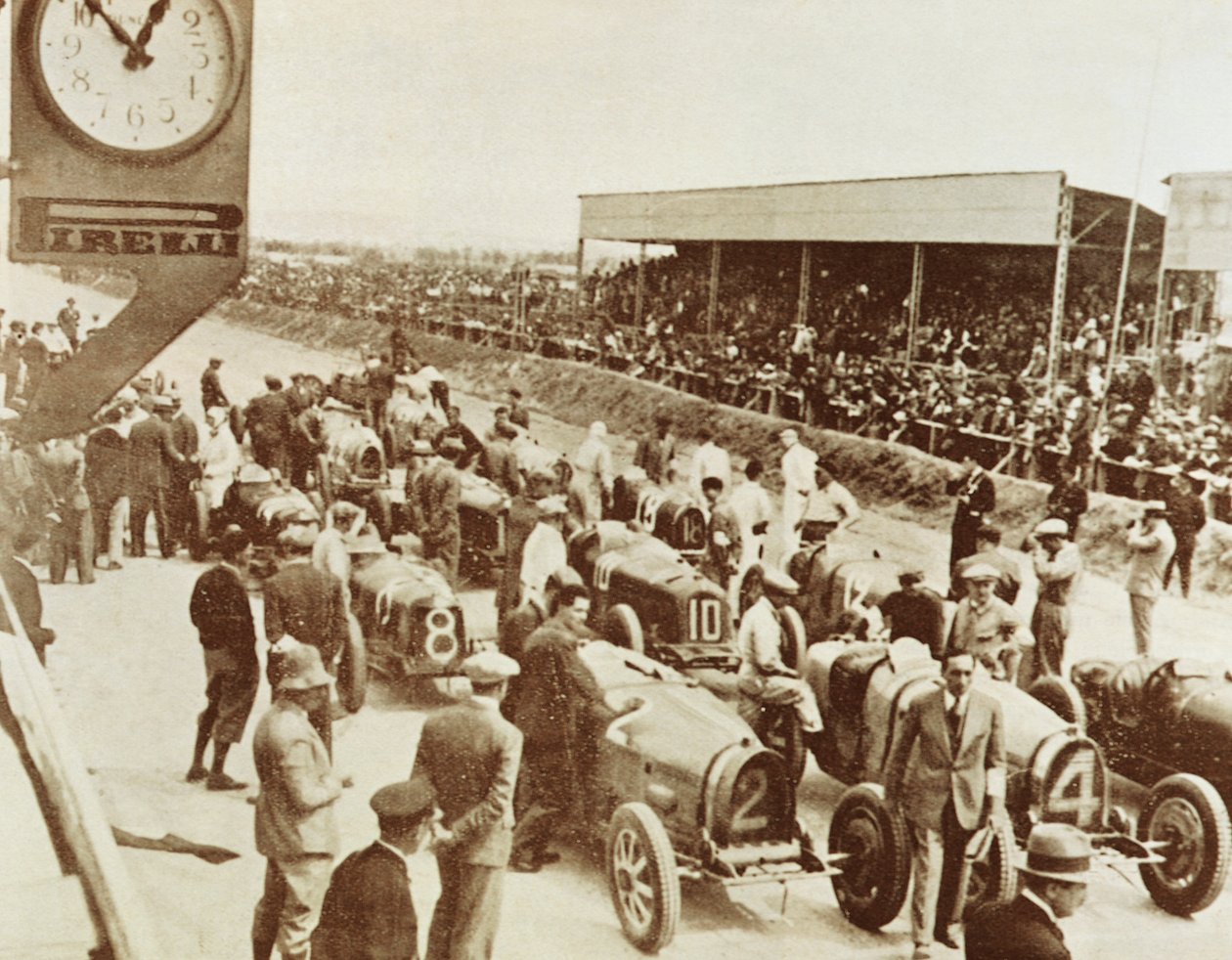 Felállás a tunéziai Grand Prix rajtja előtt alkotó: Walter Charles Mills