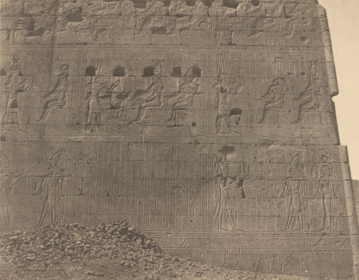 Edfu-szobrok és feliratok a keleti arcra, 1854. alkotó: John Beasley Greene