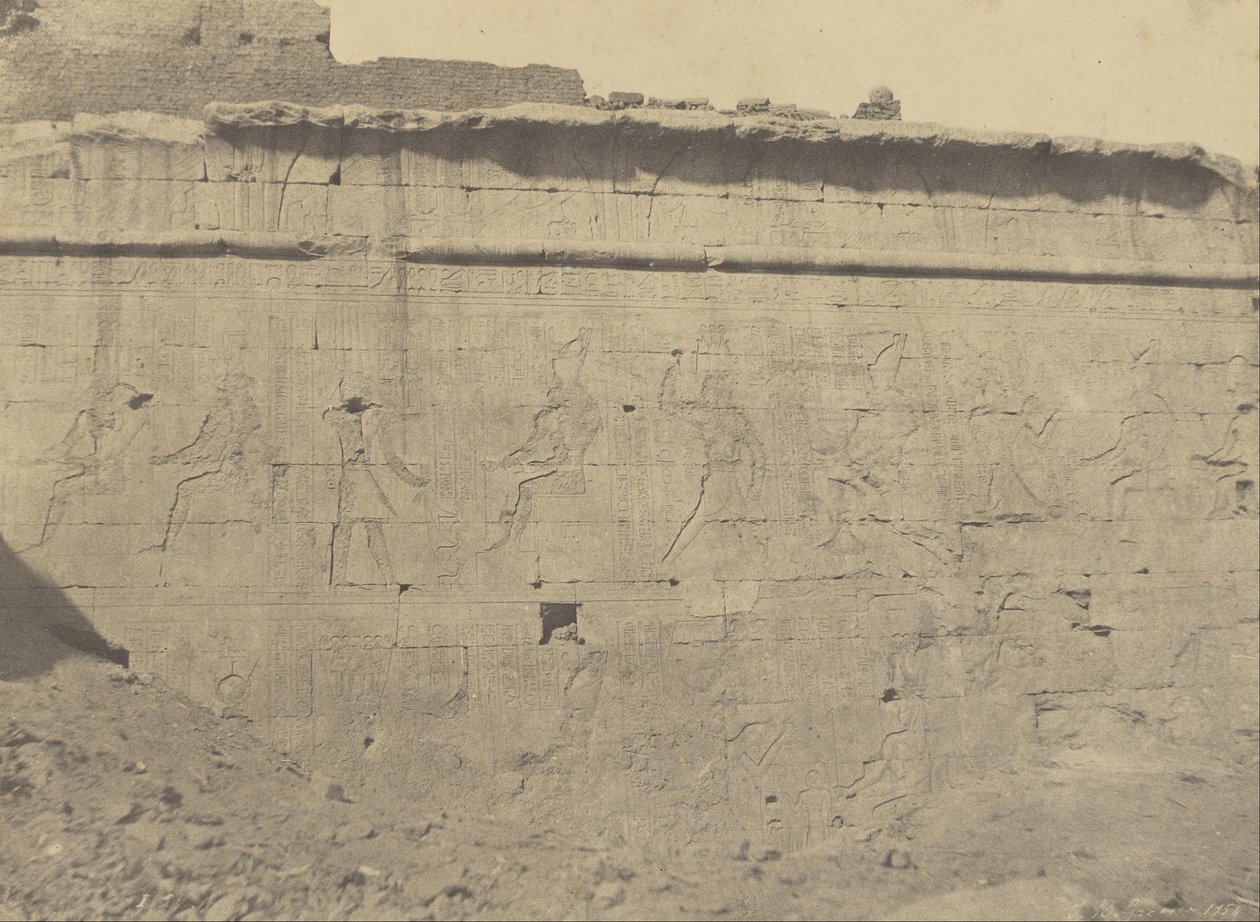 Edfu, szobrok és feliratok a kerítésfal keleti homlokzatán alkotó: John Beasly Greene