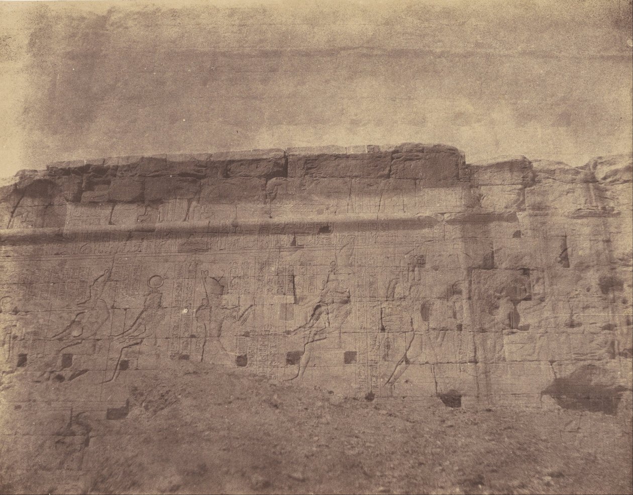Edfu, szobrok és feliratok a kerítésfal keleti homlokzatán alkotó: John Beasly Greene