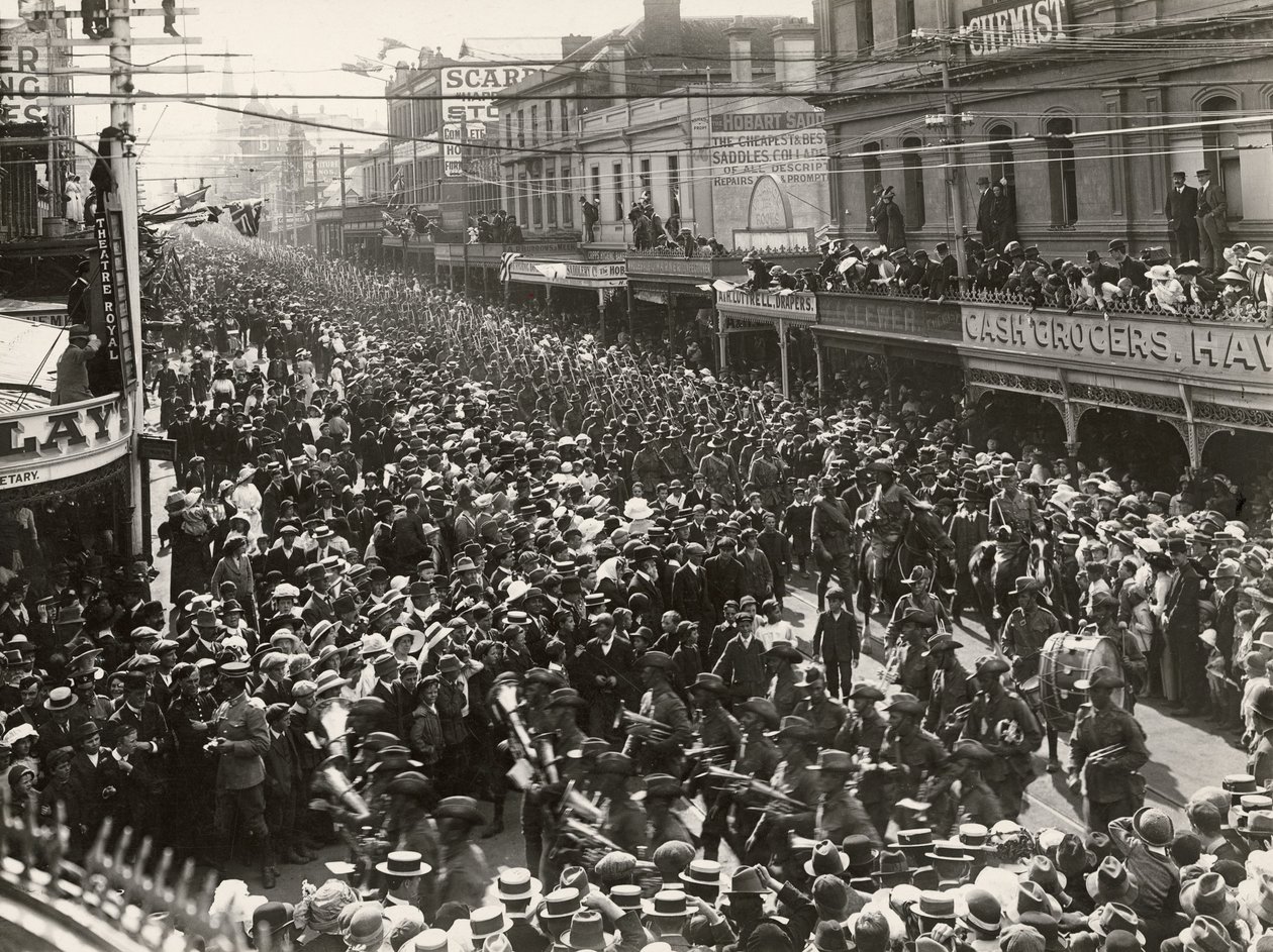 A 12. zászlóalj, AIF, a városon keresztül menetel a tengerentúli szolgálatra való indulás előtt, Hobart, Tasmánia, 1914. október 14. alkotó: John Beattie