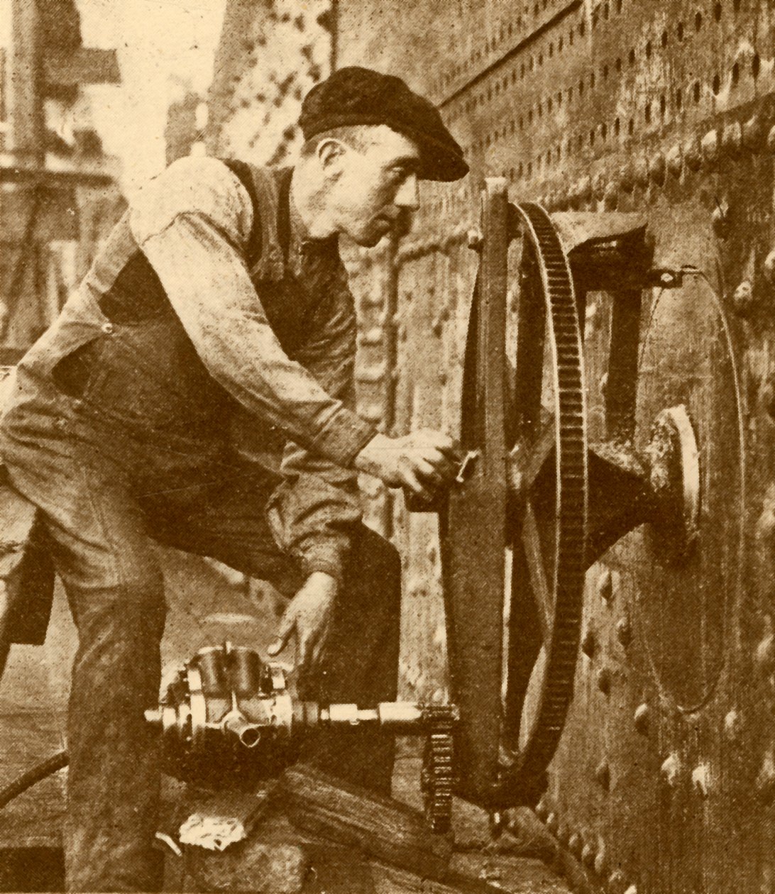 "Pneumatikus szegecselő nyílásokat vág a bélés oldalán", 1930. alkotó: John Brown and Company
