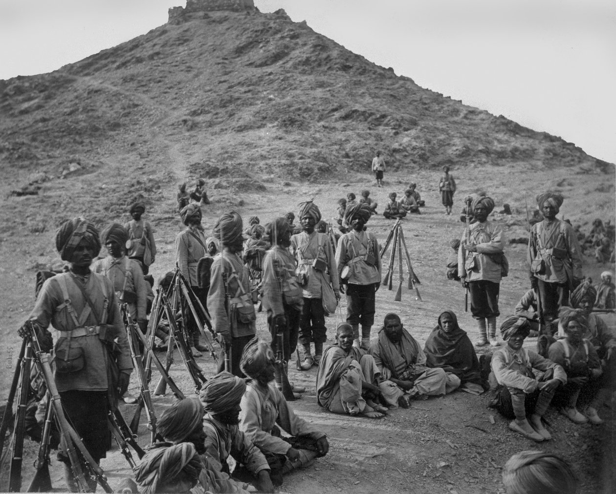 Bassaule-i foglyok megállítása a 45. honvéd gyalogezred kíséretével a Khurd Khyberen, 1878-79 alkotó: John Burke