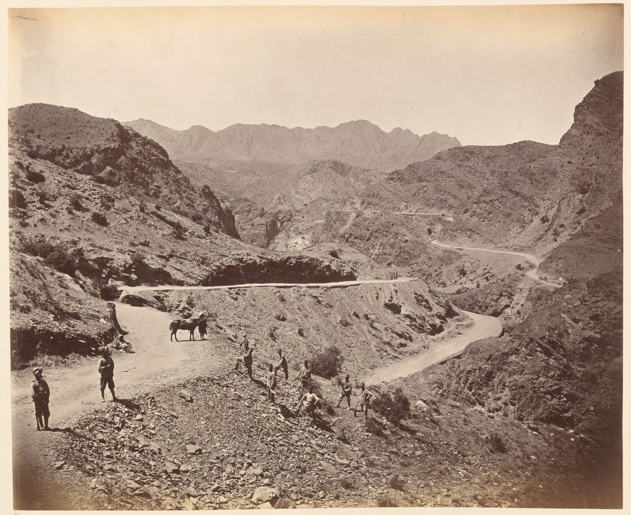 Landi Kotal-hágó a királynő saját Madras Sappers és Bányászai által készített úttal, 1878 körül alkotó: John Burke