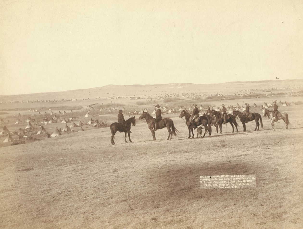Miles tábornok és személyzete az Egyesült Államok legnagyobb ellenséges indiántáborát nézi, Pine Ridge közelében alkotó: John C. H. Grabill