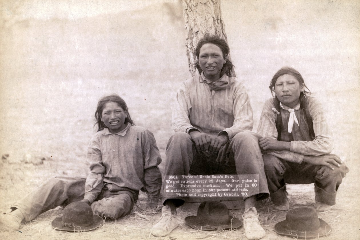 Három lakota tizenéves fiú nyugati ruhában, 1891 alkotó: John C. H. Grabill