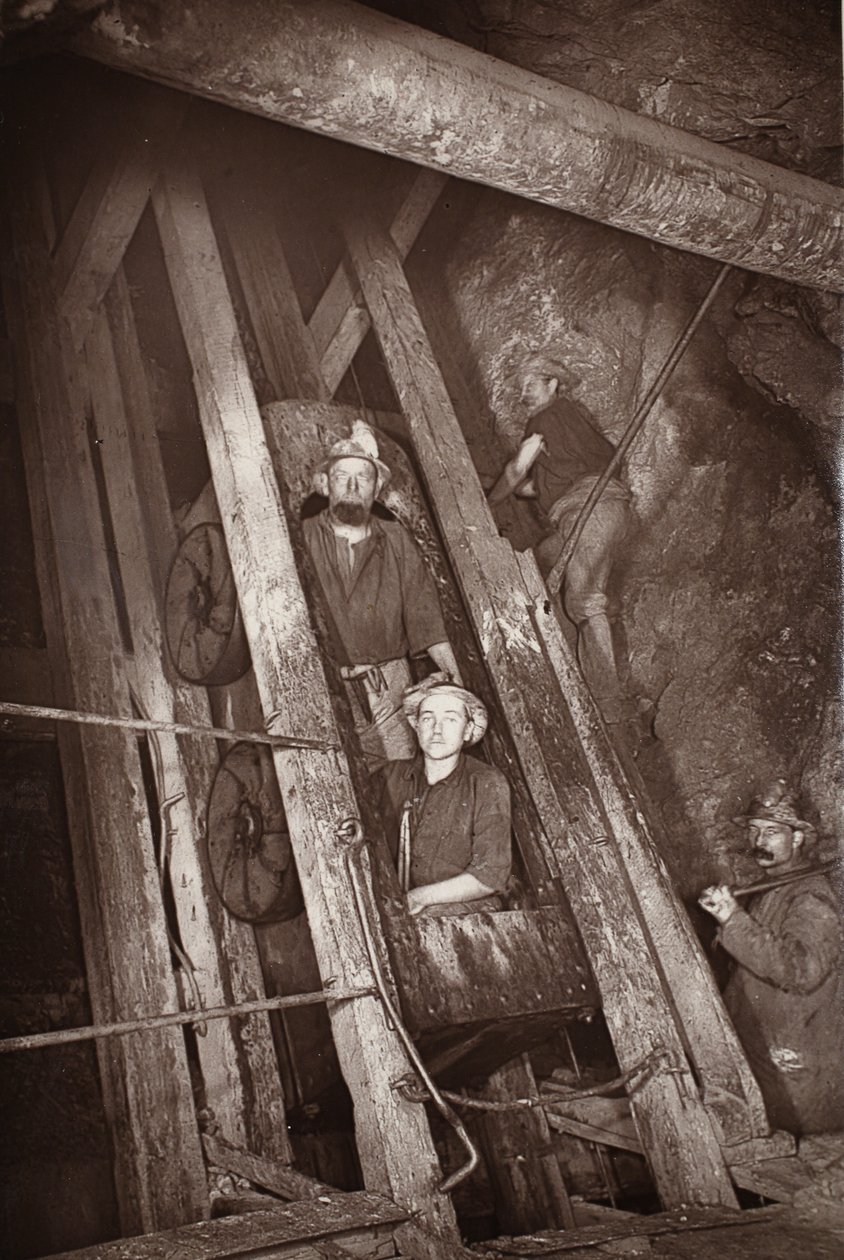 Fellépés a Dolcoathban, illusztráció a „Mongst mines and miners, or Underground Scenes by Flash-Light” című művéből, J.C. Burrows és William Thomas, pub. 1893 (szépia fotó) alkotó: John Charles Burrow