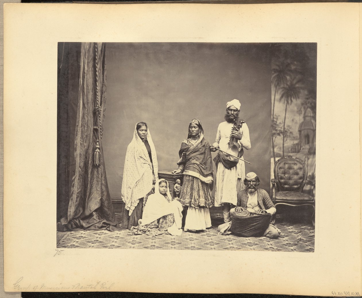 Zenészek csoportja és Nautch lány alkotó: John Edward Saché