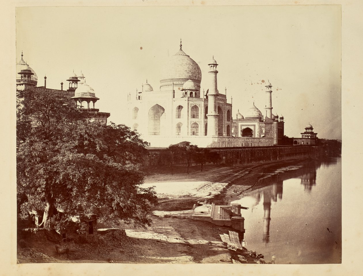 [Taj Mahal a Yamuna folyó partjáról] alkotó: John Edward Saché