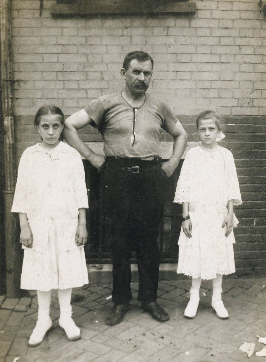Egy munkás és lányai, Kensington, Philadelphia alkotó: John Frank Keith