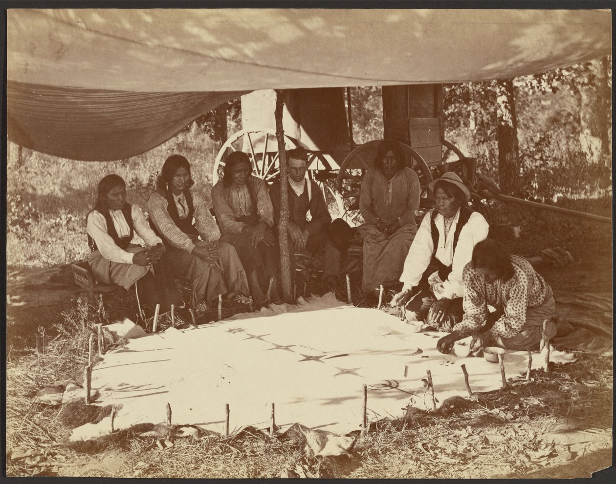 Kiówák köpenyt festenek, Fort Sill, Indián Terület alkotó: John K. Hillers