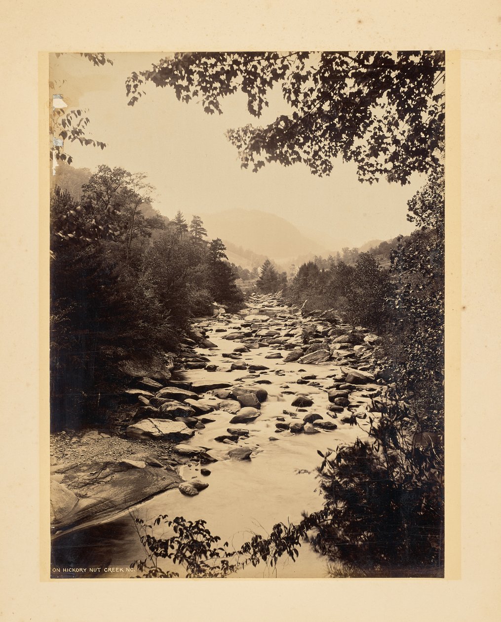 A Hickory Nut Creeknél, Észak-Karolina alkotó: John K. Hillers