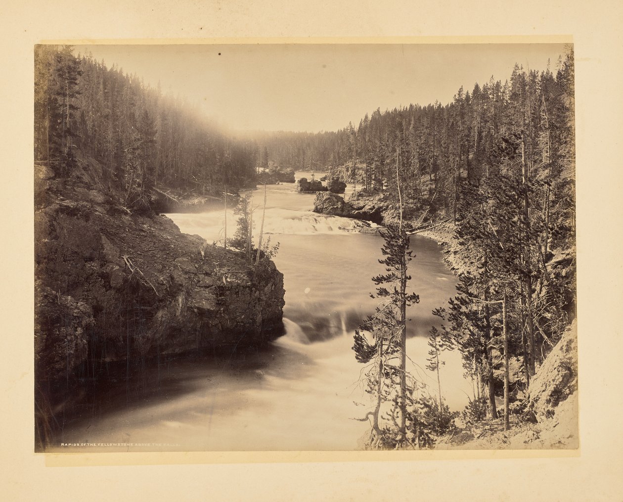 A Yellowstone zuhatag feletti zuhatagai alkotó: John K. Hillers