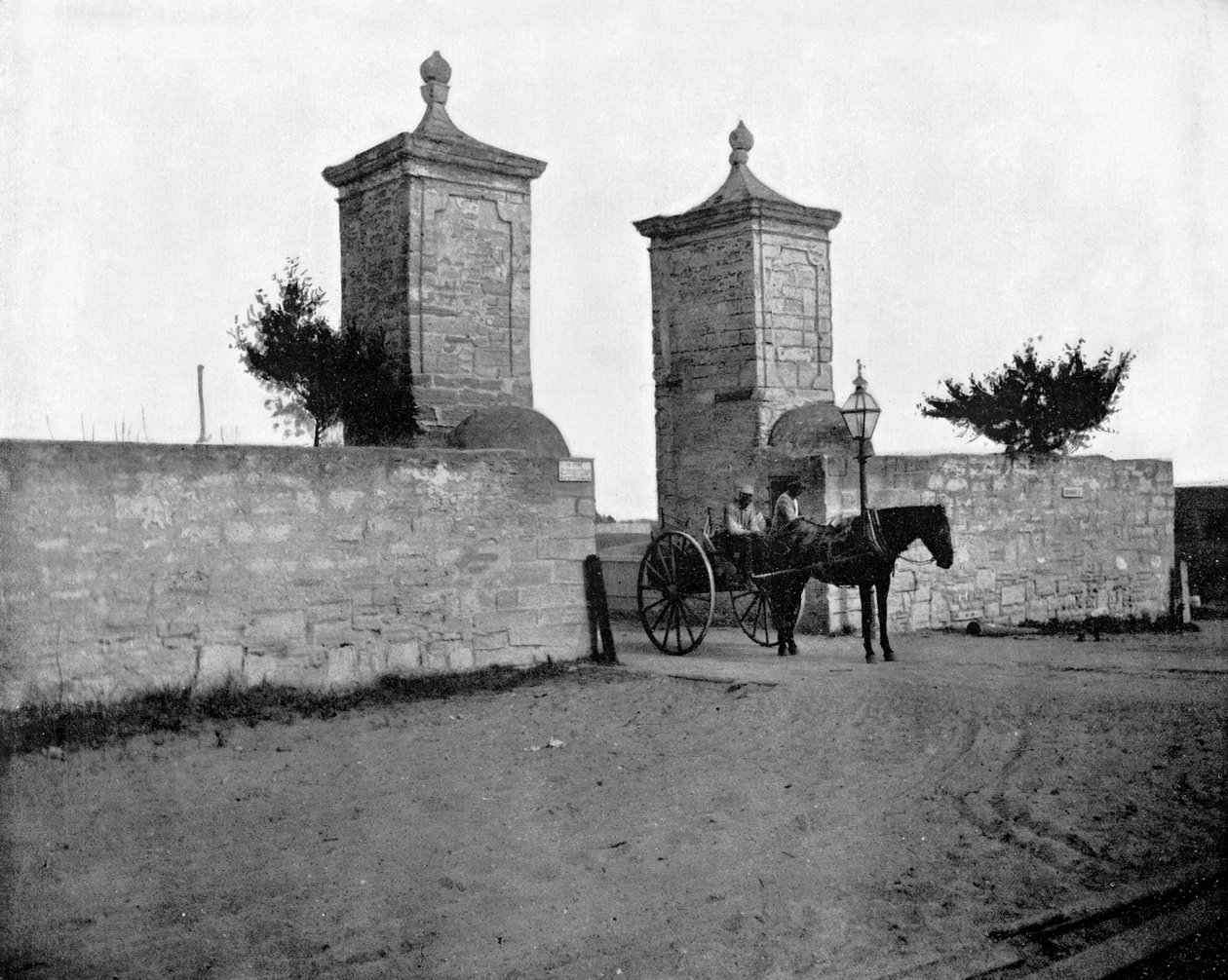 The Old City Gate, St Augustine, Florida, USA, 1893. alkotó: John L. Stoddard