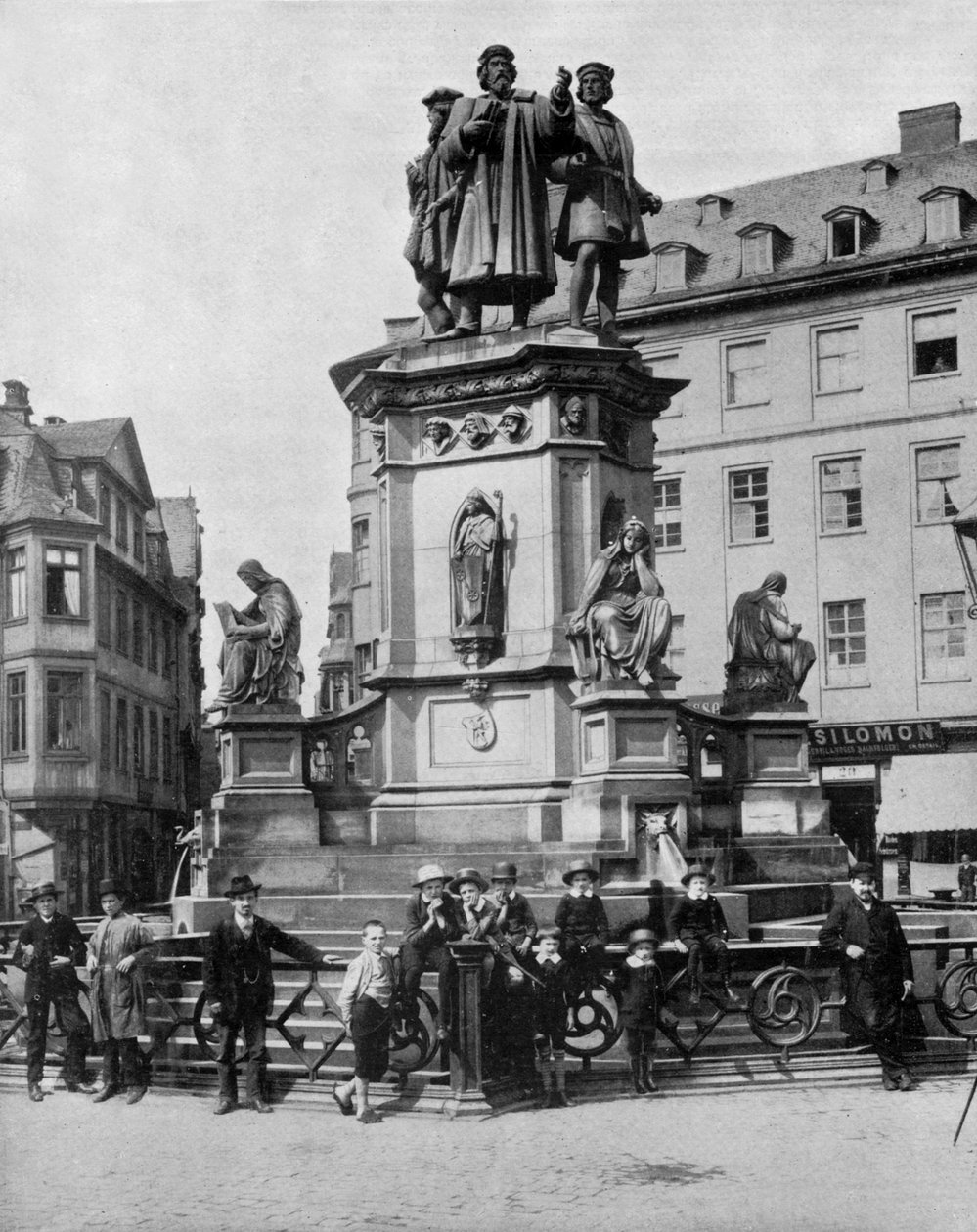 Emlékmű Gutenberg (v.1397-1468) német nyomdafeltaláló, Frankfurt emlékére (f/w fotó) alkotó: John Lawson Stoddard
