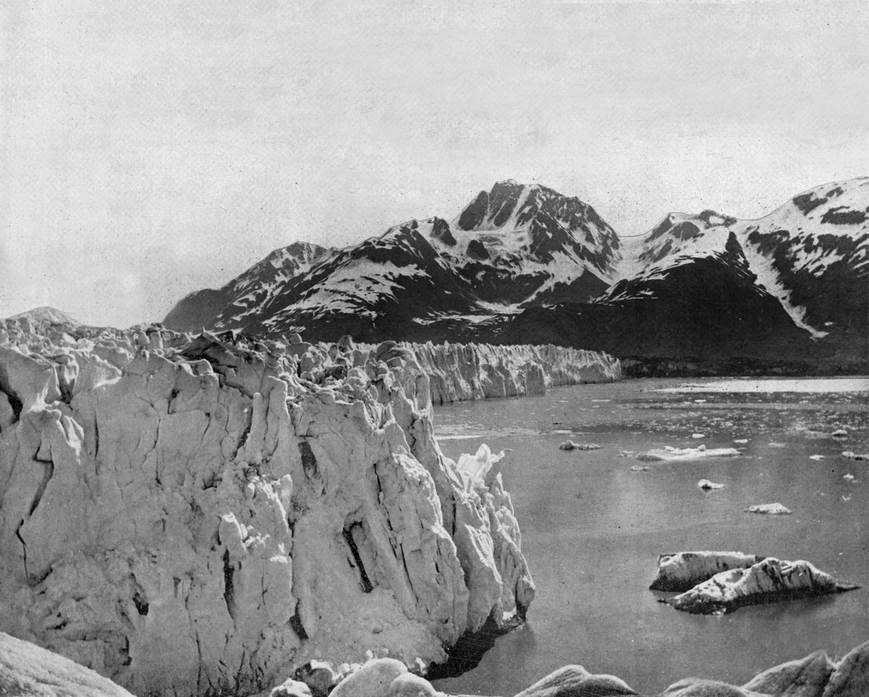 Muir gleccser Alaszkában (f/w fotó) alkotó: John Lawson Stoddard