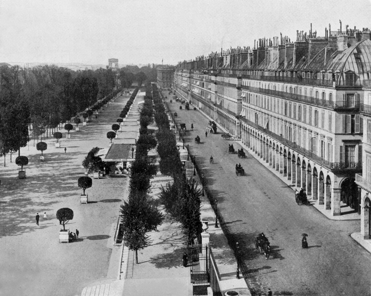 Rivoli utca Párizsban, l: Tuileriák kertje, háttérben: Diadalív, c. 1900 (f/w fotó) alkotó: John Lawson Stoddard
