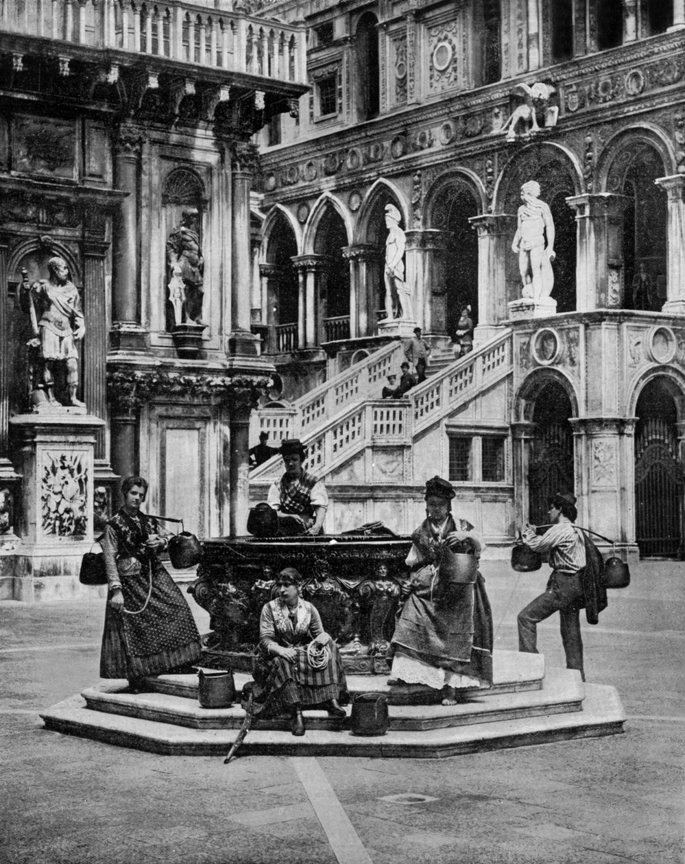 A velencei hercegi palota udvara Olaszországban 1890 körül fotó: John Lawson Stoddard (1850, 1931) Traveller and Conferencier Oktatási kiadvány Chicago számára (f/w fotó) alkotó: John Lawson Stoddard