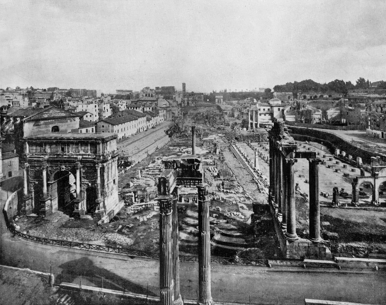 A római fórum ókori műemlékek romjaival: a Septime Severe boltíve (l), a Saturne-templom oszlopai (r) és a Vespasianus-templom oszlopai (c, előtér) (f/w fotó) alkotó: John Lawson Stoddard
