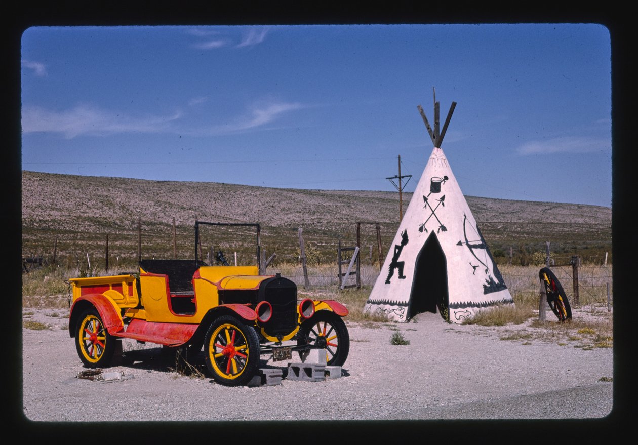 Apache Canyon Trading Post, teepee és autó, 62-es és 180-as út, Whites City, Új-Mexikó, USA alkotó: John Margolies