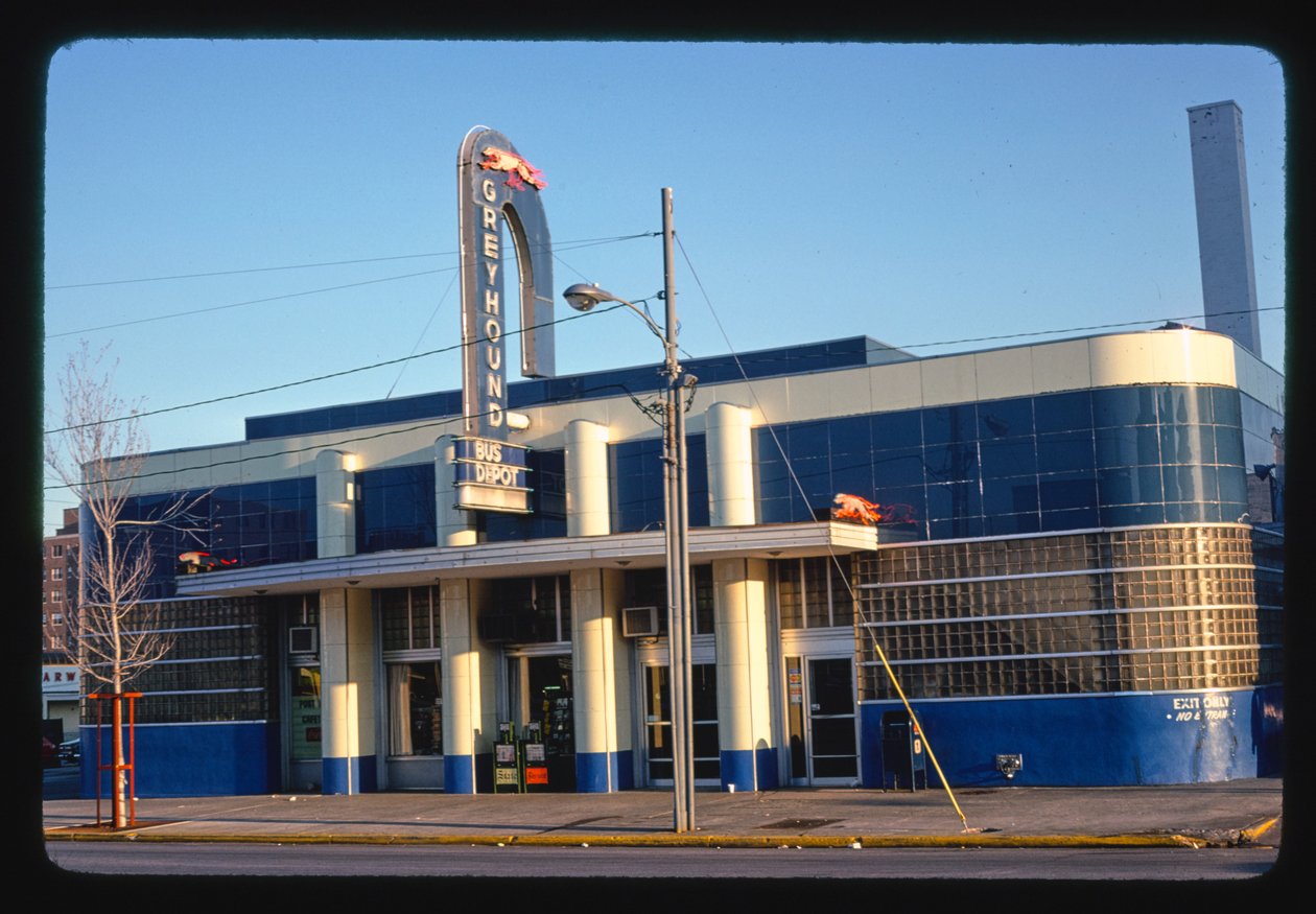 Greyhound Bus Depot, Columbia, Dél-Karolina, USA alkotó: John Margolies