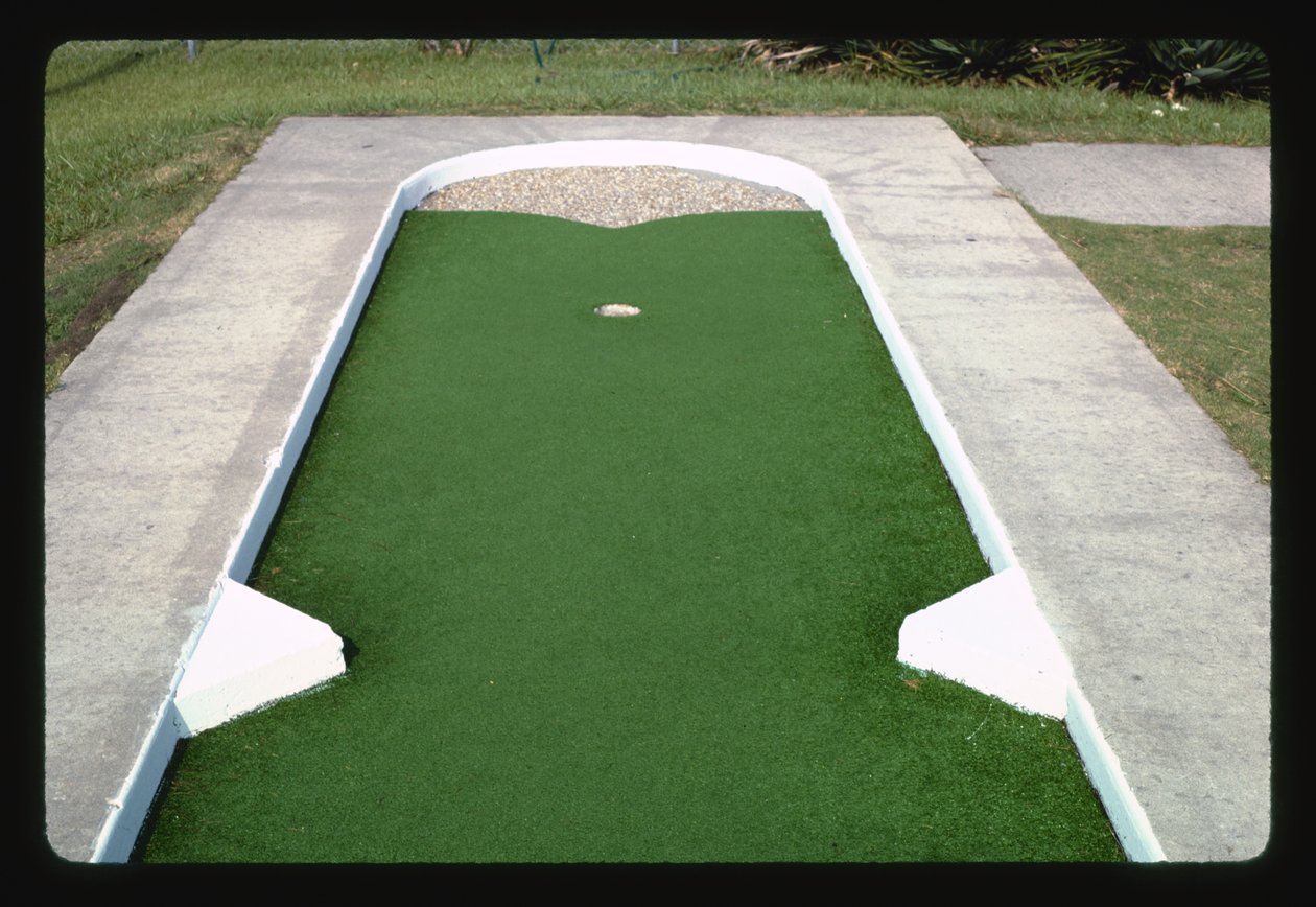 Pebble Trap Hole, Jekyll Island Mini Golf I, Jekyll Island, Georgia, USA alkotó: John Margolies
