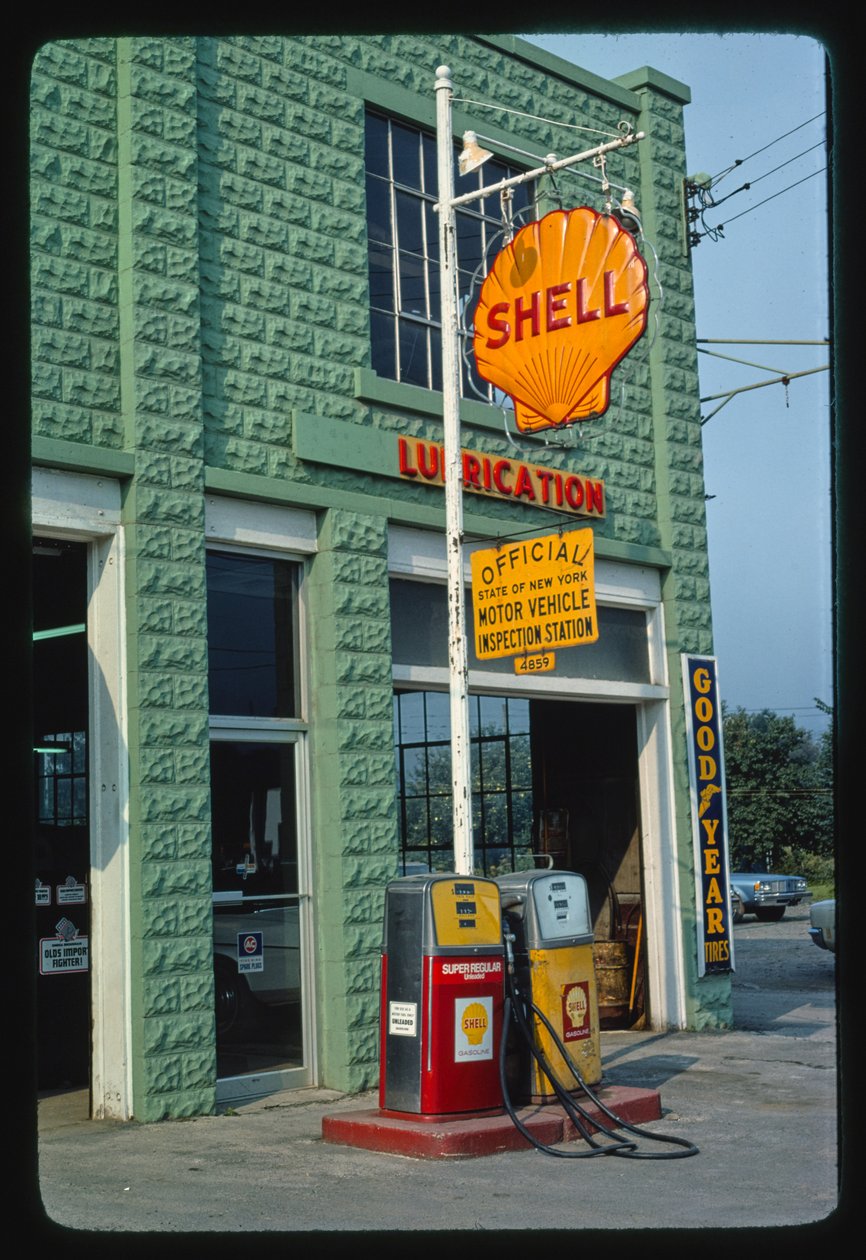 Shell benzinkút, Delaware Street, Walton, New York, USA alkotó: John Margolies
