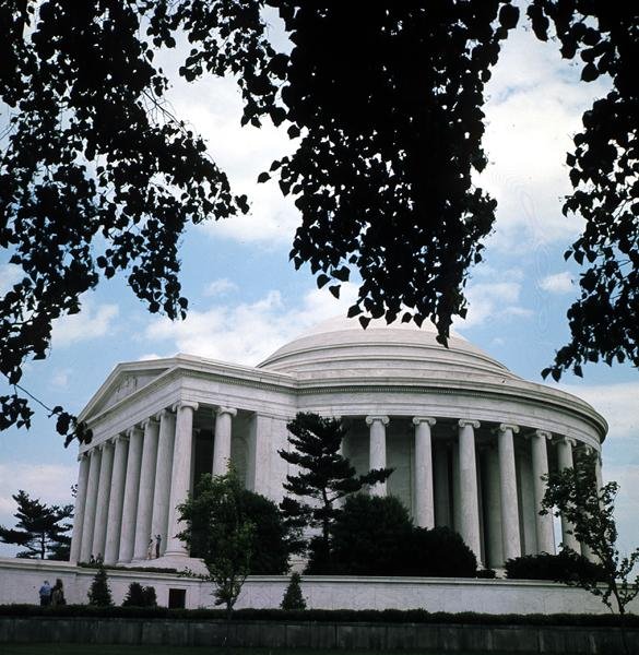 Az 1938-43 között épült Jefferson-emlékmű alkotó: John Russell Pope