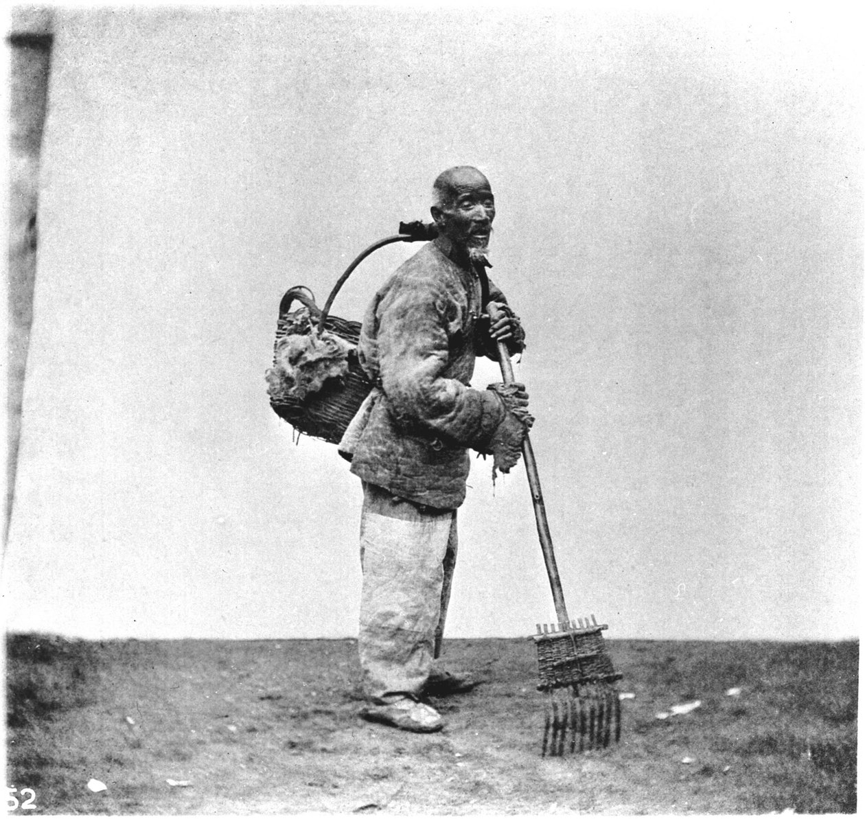 Egy napilap Kínában 1870 körül (fotó) alkotó: John Thomson