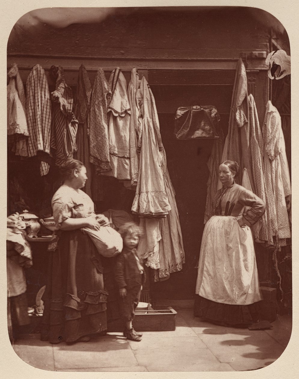 Egy régi ruhabolt, hét számlap alkotó: John Thomson