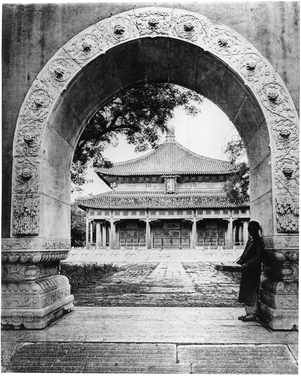 Boltív a Klasszikusok Csarnokába, Peking, 1867-72 körül alkotó: John Thomson